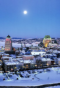 Québec au clair de lune... So beautiful... on a postcard!